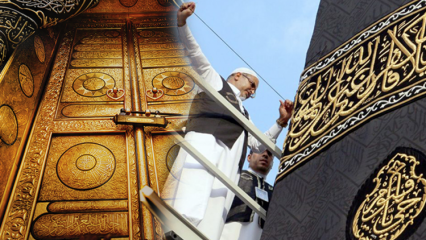 Vilka är funktionerna i Kaaba-omslaget? Av vem täcktes det för första gången?