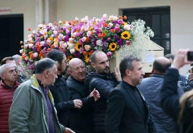 Şükrü Gençoğlus kista var dekorerad med blommor