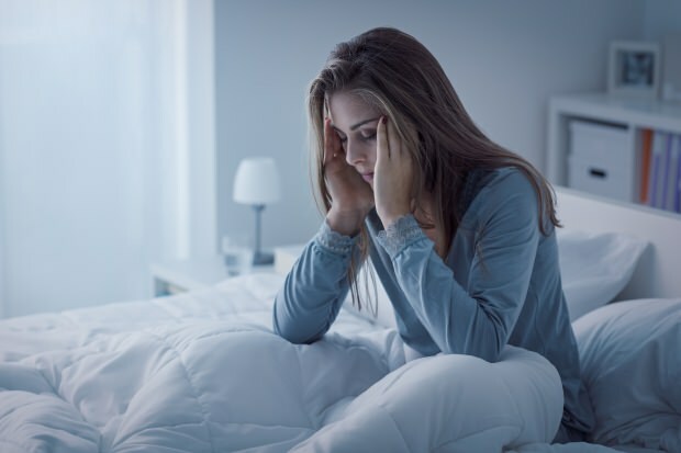 En person med otillräcklig sömnlöshet orsakar också svår huvudvärk.