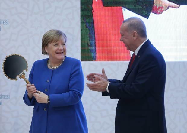 ögonblicket då Angela Merkel fick en gåva från presidenten Erdogan 
