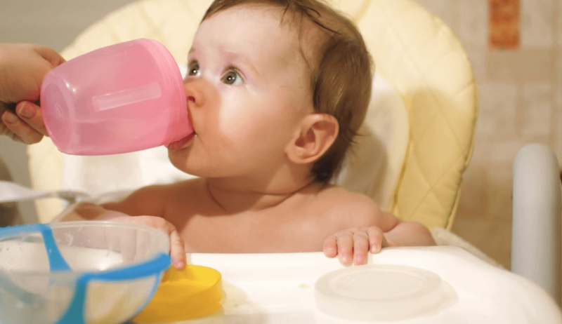 Hur mycket vatten ska ges till spädbarn?