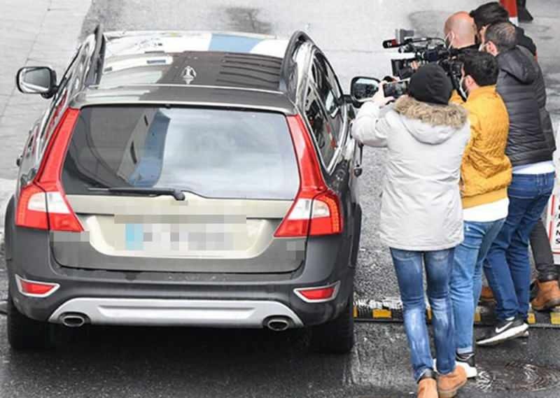 Kenan imirzalıoğlu, som steg in i sin bil, gick därifrån.