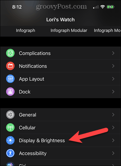 Tryck på Display & Brightness i Watch-appen på din iPhone