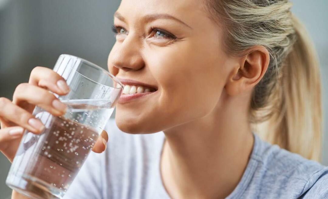 Vilka är fördelarna med att dricka vatten för hud och hår? Förbättrar det huden att dricka mycket vatten?
