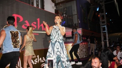 Demet Akalın gav en konsert med sin 10-åriga klänning
