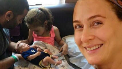 Den nya mamman Ceyda Düvenci visade sin sons ansikte