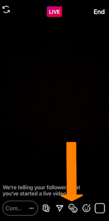 skärmdump av en Instagram Live-sändning med en orange pil som pekar mot smiley-ansikten-ikonen längst ner på skärmen