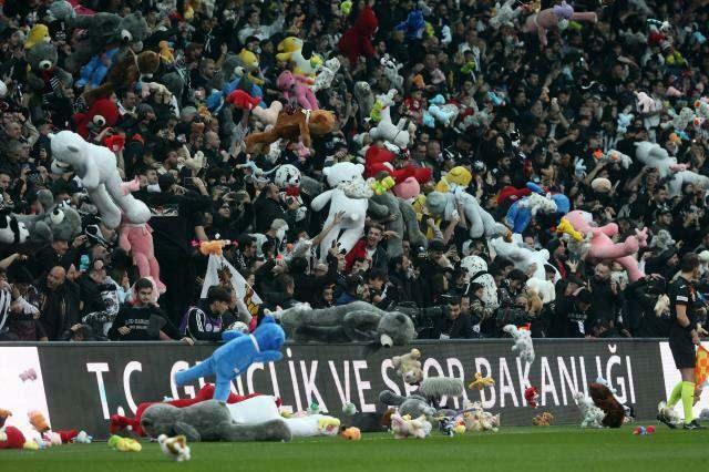 Leksaker kastade i Beşiktaş-match