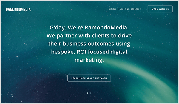 RamandoMedia-webbplatsen har en mörkblå bakgrund med stjärnor och ljusstrimmor. Över bilden visas vit text och en knapp. Texten säger G'day. Vi är RamondoMedia. Vi samarbetar med kunder för att driva deras affärsresultat med skräddarsydd, ROI-fokuserad digital marknadsföring. Knapptexten säger Läs mer om vårt arbete. 