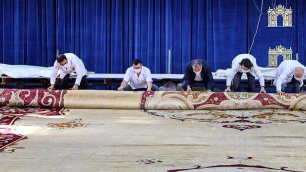 Restaureringen av den största mattan i National Palace slutar