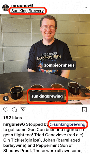 instagram-inlägg som visar ett flertaggat inlägg med en platstagg, en @mention i inläggets bildtext och en tagg på bildinlägget