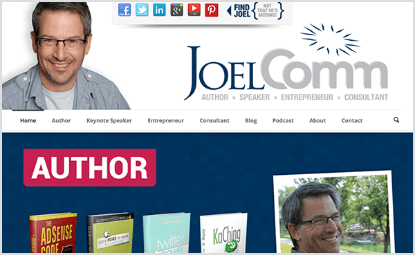 Joel Comms webbplats visar ett foto av Joel som ler och bär en avslappnad, ljusblå knappskjorta och en ljusgrå t-shirt under den. Navigationen inkluderar alternativ för hem, författare, huvudtalare, entreprenör, konsult, blogg, podcast, om och kontakt. Skjutreglaget under navigationen lyfter fram de böcker han har skrivit.