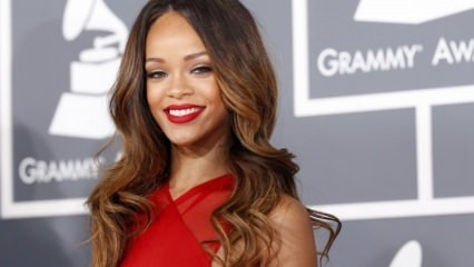Ridlektion på röd läppstift online från Rihanna