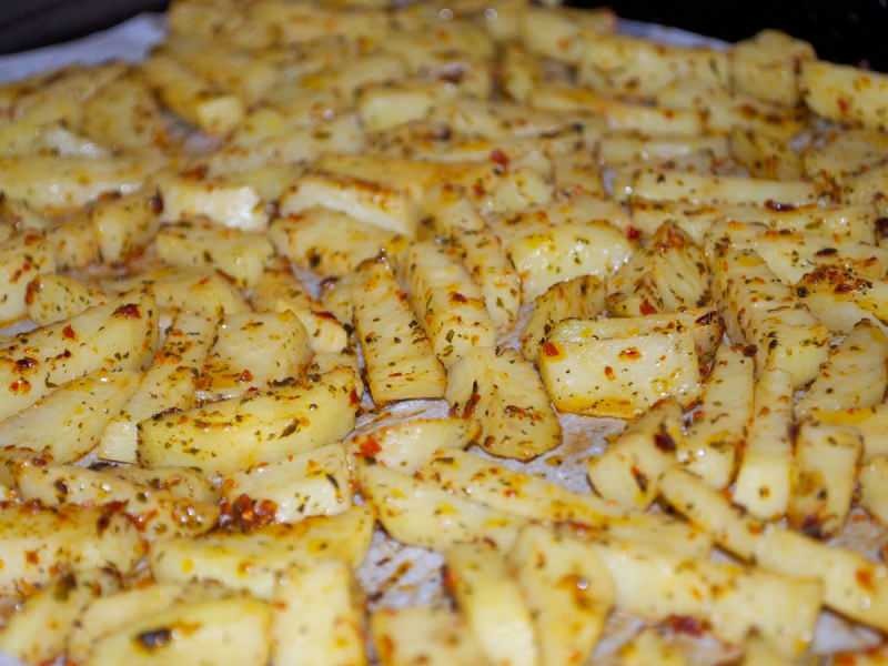 Hur man gör kryddiga potatisar i ugnen? Det enklaste bakade kryddiga potatisreceptet