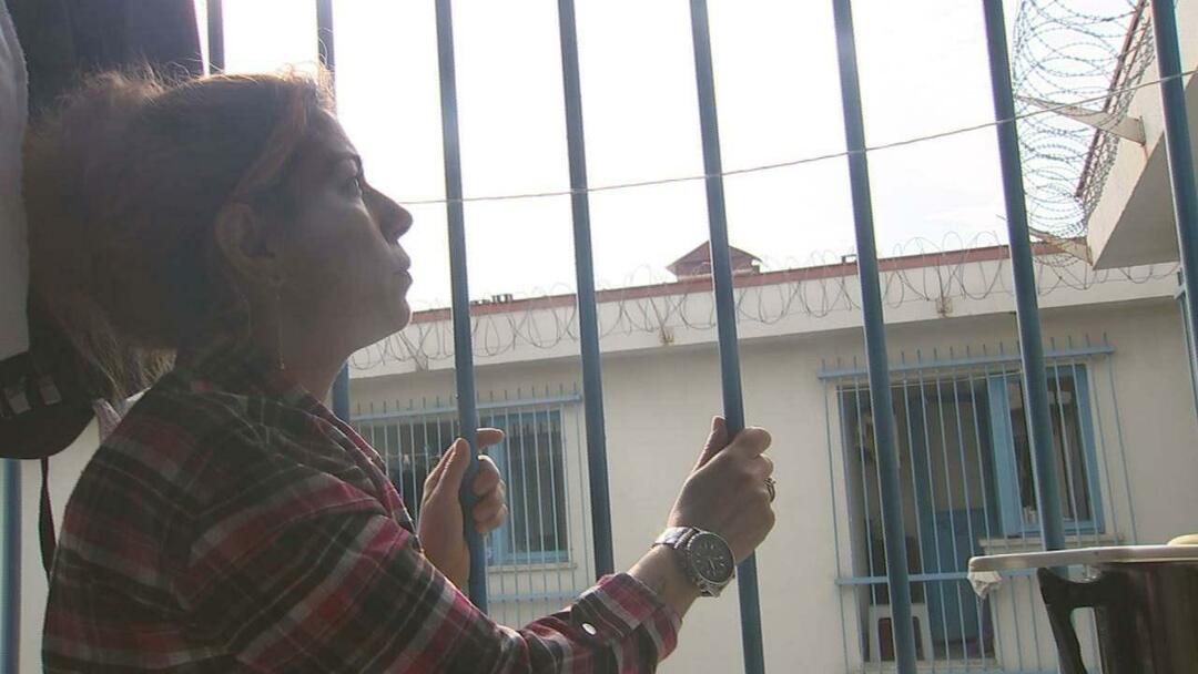Livet i fängelse från kvinnliga fångars ögon Bahar står för dörren