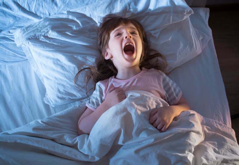 Vakna inte genom att hoppa! Bön till barnet som vaknar rädd i sömnen