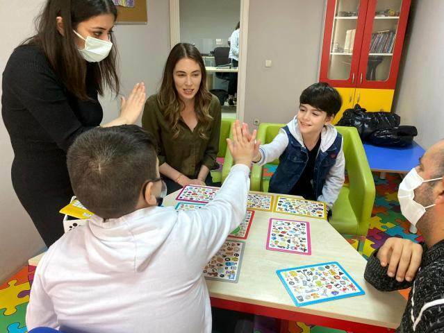 Meningsfullt besök från Mustafa Konak, son till Burcu Biricik, med autism i TV-serien "Fatma"