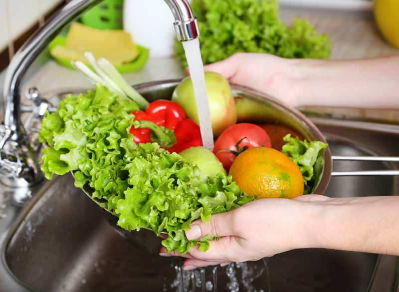 Hur ska frukt och grönsaker tvättas? Dessa fel orsakar förgiftning!