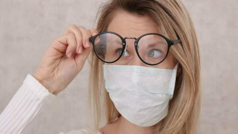 Hur kan man förhindra att glasögon ångar medan man bär en mask?