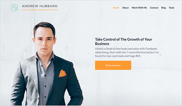 Andrew Hubbards webbplats visar Andrew i en grå kostym med en orange ficka. Texten Ta kontroll över tillväxten i ditt företag visas med fet grå bokstäver. En orange knapp säger Visa mig hur.