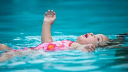 Kan barn simma i poolen eller havet?