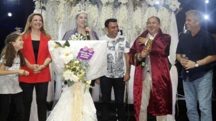 Överraskningsbröllop på scenen av Funda Arar