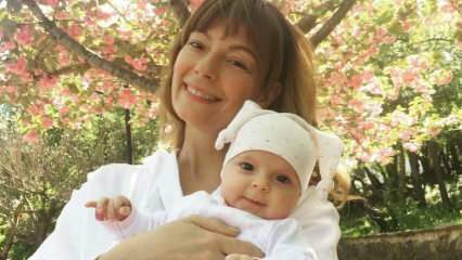 Ny pose från färsk mamma Özge Özder med sin lilla dotter! Eva Luna all uppmärksamhet ...