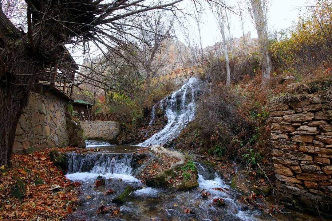 Günpınar Waterfall erbjuder en mängd färger