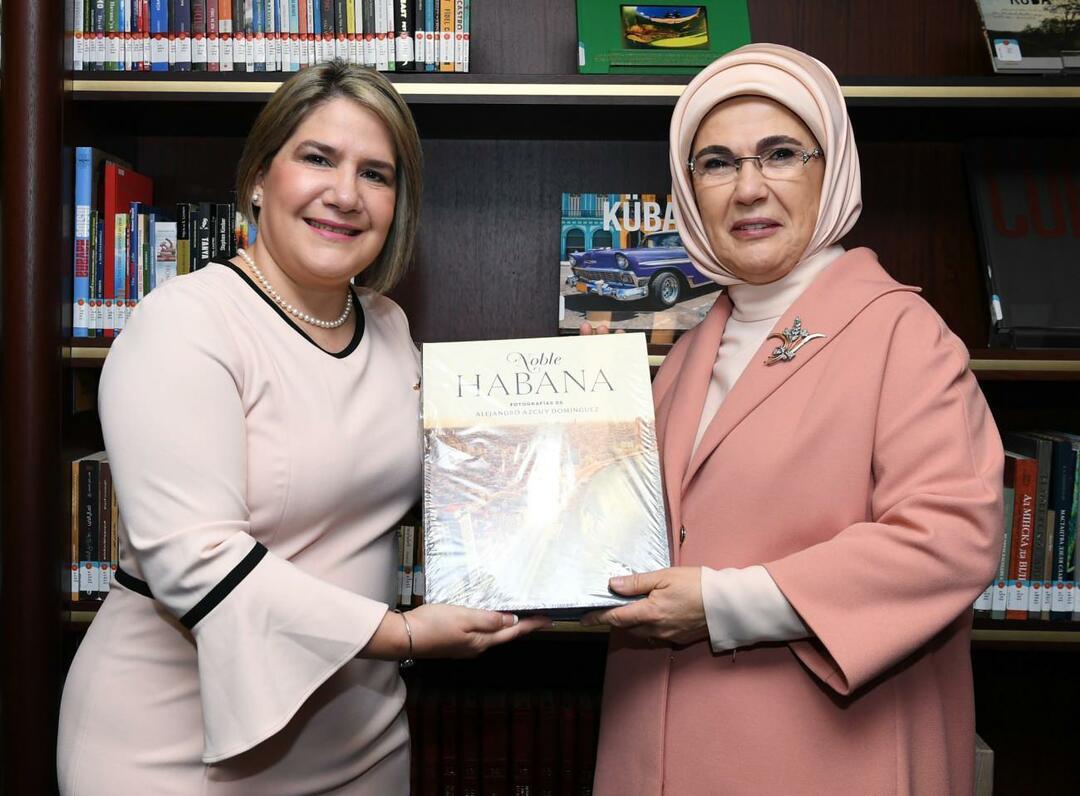 Emine Erdogan och Lis Cuesta Peraza