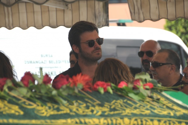 Kivanc Tatlitug i begravningen av Virgos far