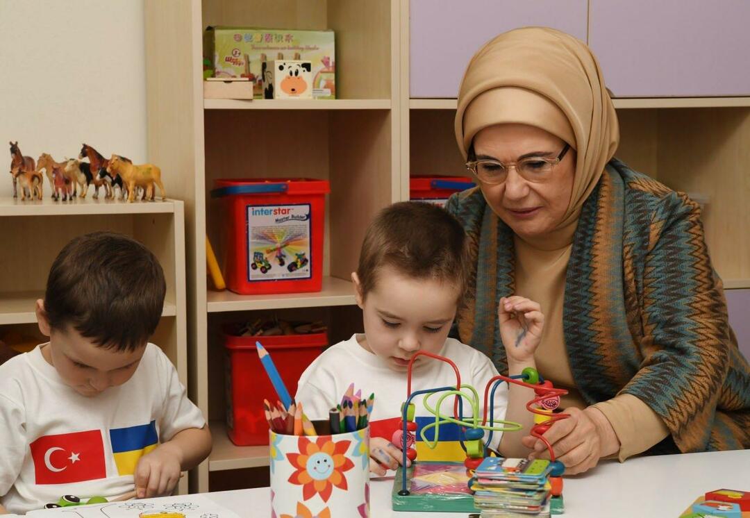 Emine Erdogan lekte med ukrainska barn