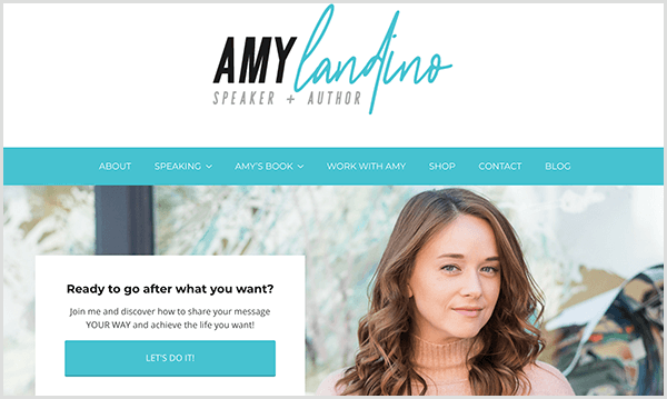 Amy Landinos webbplats återspeglar hennes nya personliga varumärke. Webbplatsen har turkosa accentfärger. I rubriken står Amy Landino högtalare och författare. Ett foto av Amy visas under navigeringsfältet med en ruta som säger Ready to Go After What You Want? En blå knapp säger Låt oss göra det.