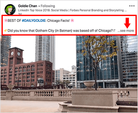 Detta är en skärmdump av en LinkedIn-video av Goldie Chan. Röda bildtexter markerar hur texten visas ovanför videoposter i LinkedIn-nyhetsflödet. Ovanför videon visas två rader med text följt av tre punkter och en "se mer" -länk. Texten säger “BEST OF #DAILYGOLDIE: Chicago Facts! Visste du att Gotham City (i Batman) var baserad från Chicago.. . ”Videobilden visar byggnader i centrala Chicago längs Chicago River.