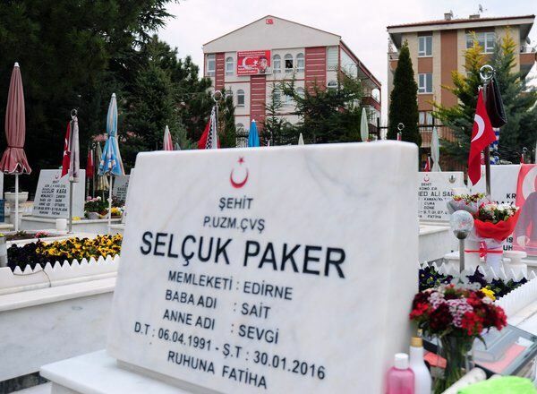 Martyr Selcuk Pakers mor flyttade över från sin sons grav!