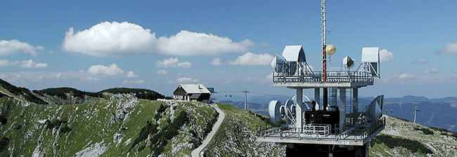 radiotorn på ett berg i Österrike