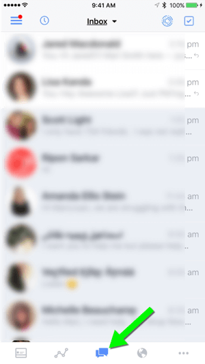 På Facebook Pages Manager-mobilappen trycker du på mellersta ikonen för att gå till din inkorg.