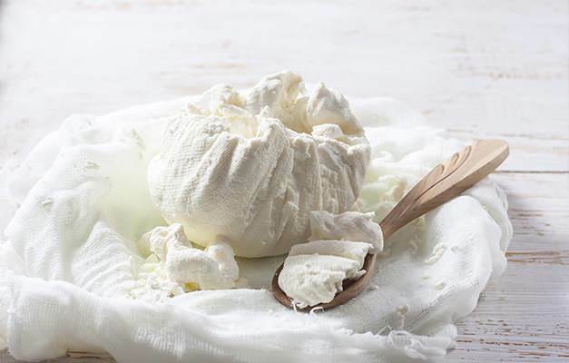 Hur man använder ostduk när man gör ost och ansträngd yoghurt
