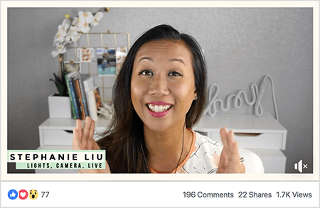 Detta är en skärmdump av Stephanie Liu i en livevideo på Facebook. Tittare kan se Stephanie från axlarna uppåt. Stephanie är en asiatisk kvinna med svart hår som hänger strax under axlarna. Hon ler och har smink och en vit skjorta med persika och svart abstrakt mönster. Längst ner till vänster, på en ljusgrön bakgrund är den svarta texten "Stephanie Liu, Lights Camera Live". Bakgrunden till hennes livevideo är ett grått rum med ett vitt skrivbord. På skrivbordet finns böcker och en vit orkidé i en fyrkantig vit kruka. Ett vitt neonskylt som stavar "hej" sitter också på skrivbordet och det är avstängt. Livevideon har 77 reaktioner, 196 kommentarer, 22, delningar och 1,7 000 visningar.