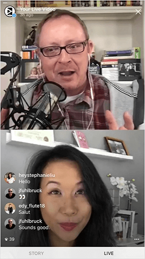 Detta är en skärmdump av en Instagram Live-video med Todd Bergin och Stephanie Liu. Den övre ramen visar Todd från bröstet uppåt. Han är en vit man med brunt hår som bär en rödbrun och grå rutig skjorta och glasögon med svarta ramar. Han använder vita hörlurar och pratar i en professionell mikrofon. Bakgrunden är en bokhylla i en hemmastudio. Nedersta ramen visar Stephanie från hakan uppåt. Hon är en asiatisk kvinna med långt svart hår slitet och hon har smink. Bakgrunden är en grå vägg med en vit bildramskant och en nedre hylla har en vas med vita blommor. Längst ner till vänster hälsar livevideo tittarnas kommentarer värdarna och andra tittare.