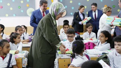 First Lady Erdoğan delade ut anteckningsböcker till studenter!