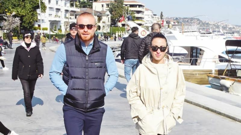 Gokhan Tore och bukett Büyükdere