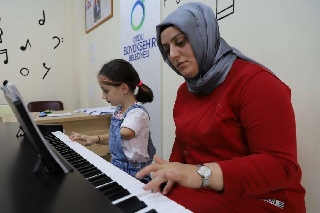Zeynep lär sig spela piano med sin mamma