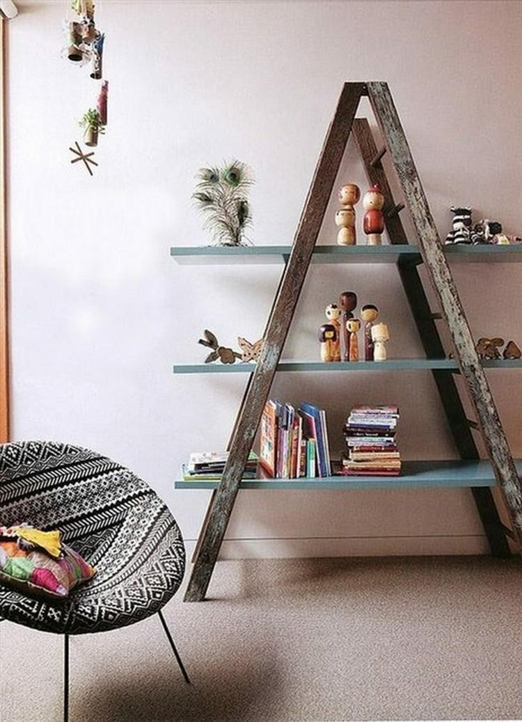 Göra dekorativ bokhylla med gammal trappa