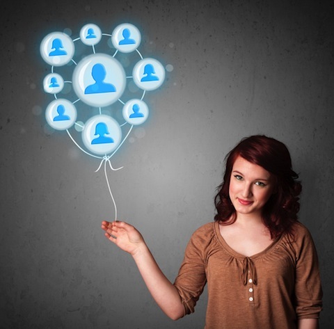 ung kvinna med sociala nätverk ballong
