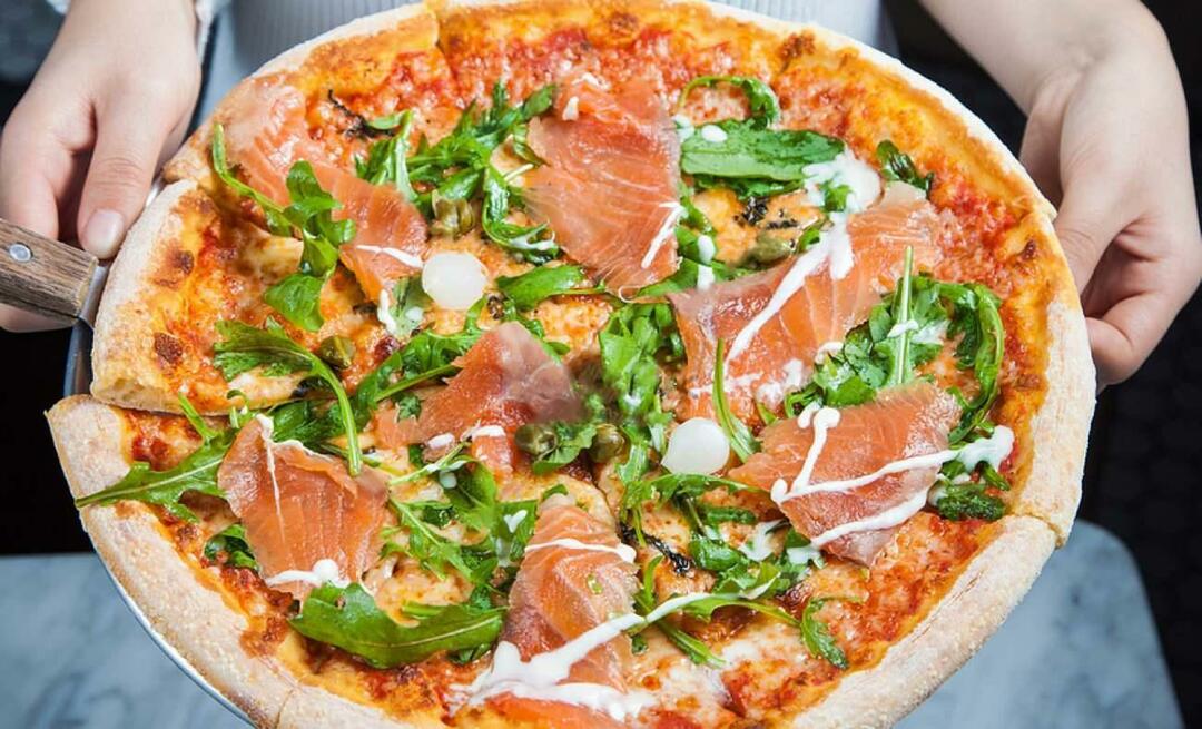 Hur gör man laxpizza? Fantastiskt recept på rökt laxpizza