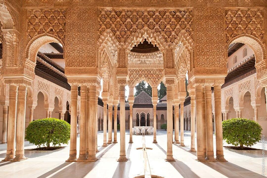 Alhambra Palace innergård