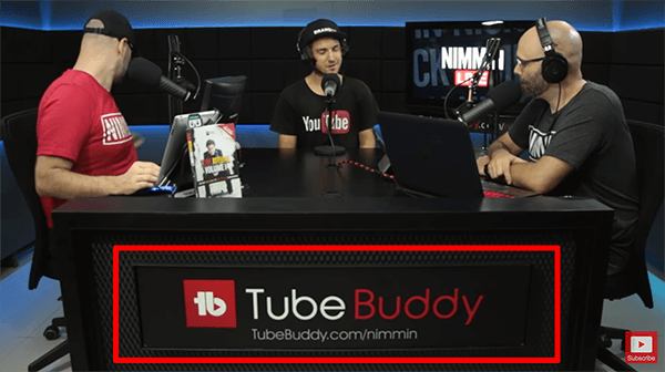 Detta är en skärmdump från en livestream av Nimmin Live med Nick Nimmin. Skrivbordet i livestreamingstudion visar att TubeBuddy sponsrar showen.