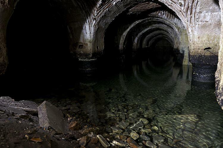 Scener från Black Sea Madrasa Cistern