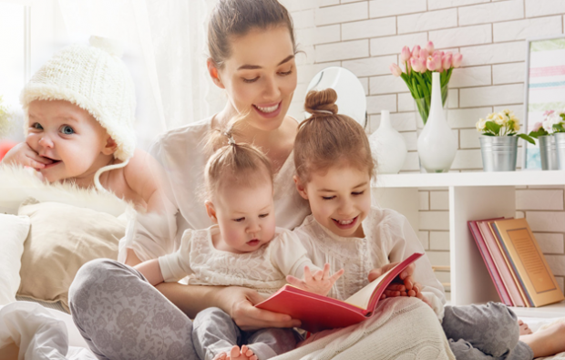Fördelarna med att läsa en bok för spädbarn