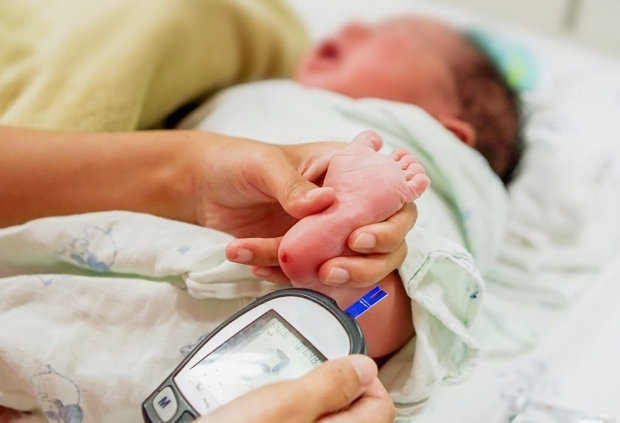 Hur görs ett hälblodtest hos spädbarn?